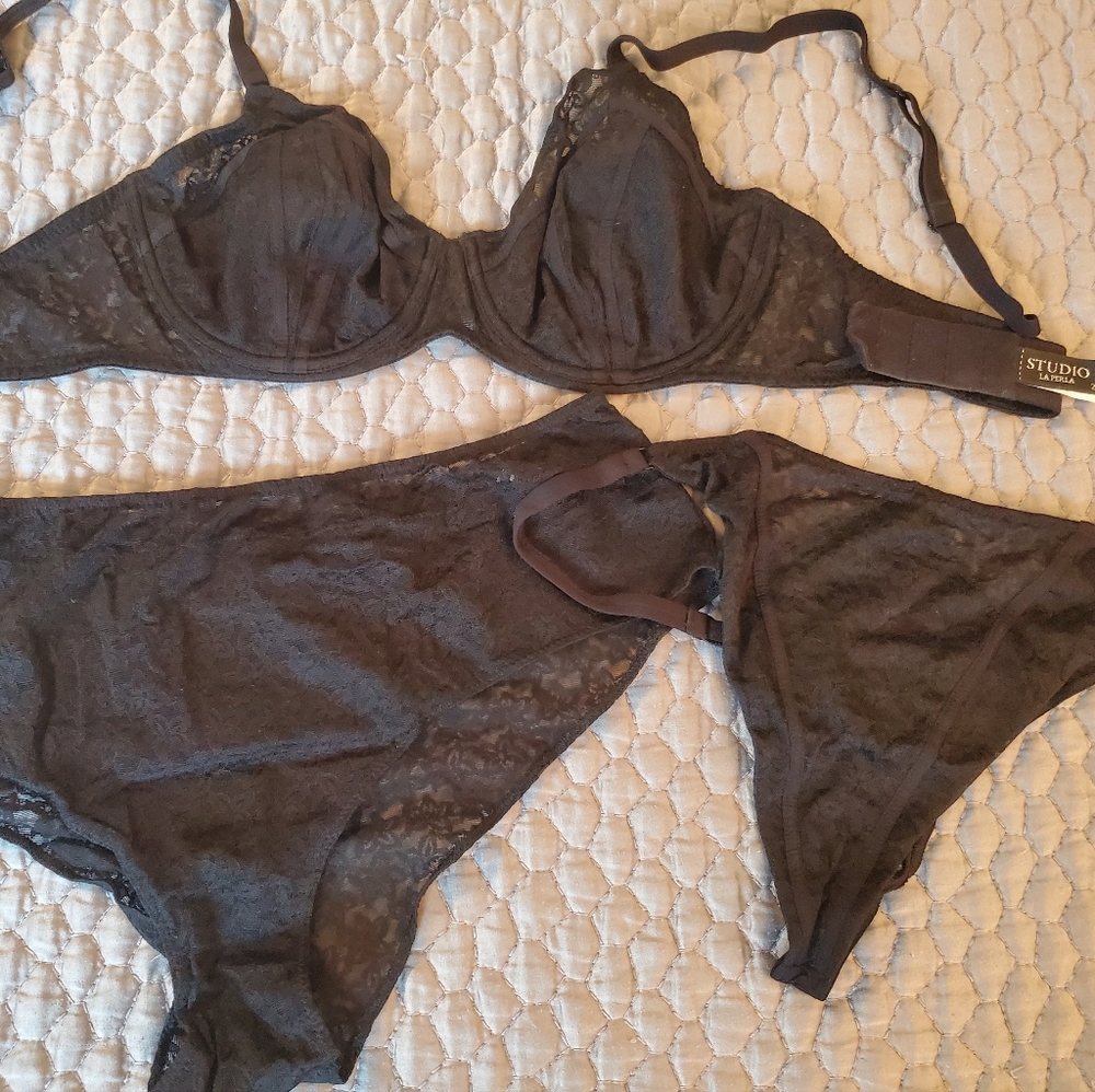 La Perla black lace bra (34C) and underwear set